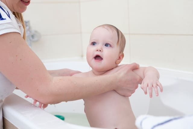 新生児期は赤ちゃんのみベビーバスで沐浴